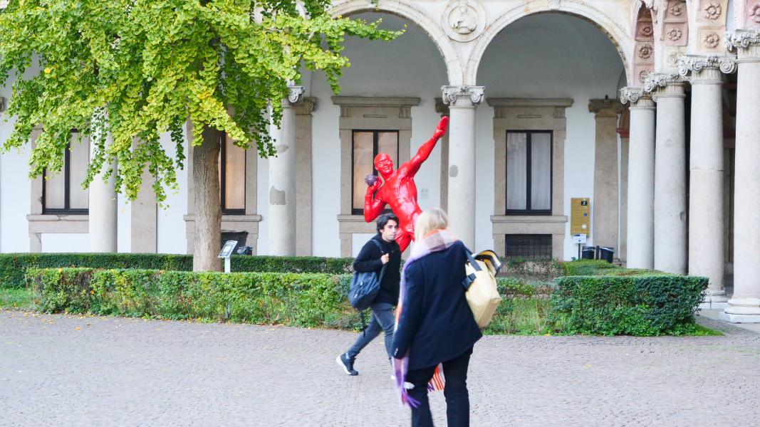 La statua realizzata dall'artista senegalese Diadji Diop per rappresentare la sfida alla pandemia nell'ambito della campagna #WhoWeAre della Commissione europea