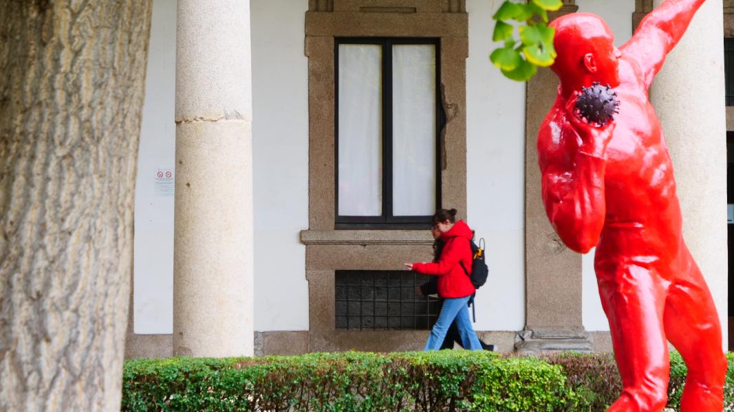 La statua realizzata dall'artista senegalese Diadji Diop per rappresentare la sfida alla pandemia nell'ambito della campagna #WhoWeAre della Commissione europea