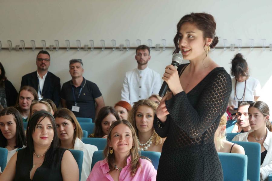 A student during the meeting