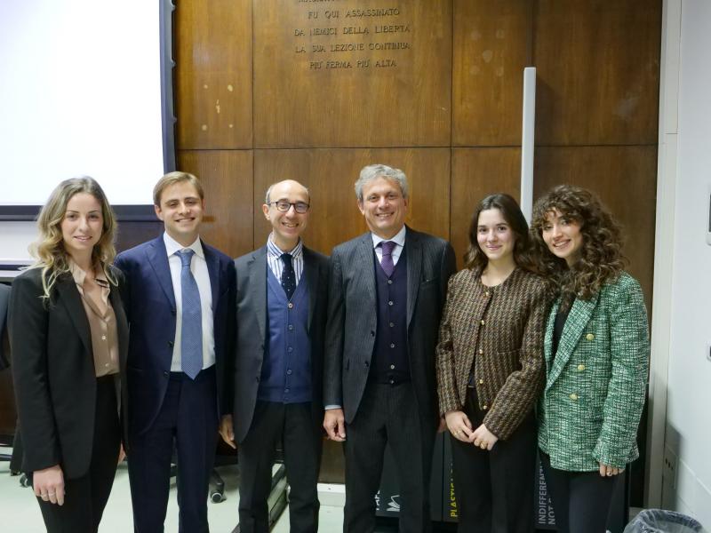 Gianroberto Villa, presidente del Comitato di Direzione della Facoltà di Giurisprudenza, e Lucio Camaldo, presidente di Algiusmi con i "laureati meritevoli" 