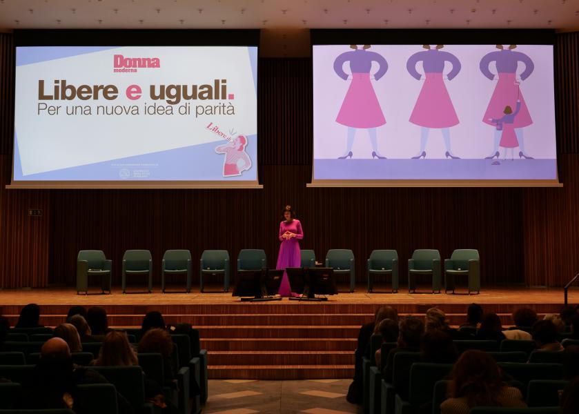 Un momento della performance “Esagerate! Frammenti di una stand up tragedy”, di e con Cinzia Spanò, attrice, drammaturga, regista teatrale