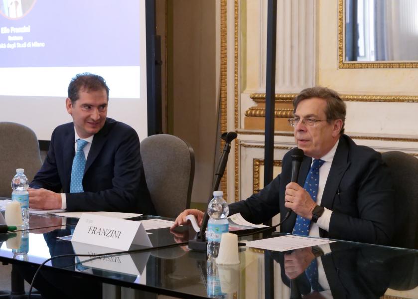 Matteo Turri, responsabile scientifico dell'Osservatorio MHEO, e il rettore Elio Franzini alla presentazione del rapporto