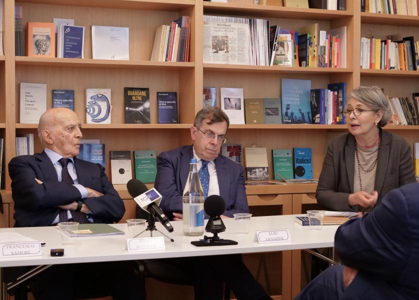 La conferenza stampa con Piero Bassetti, presidente della Fondazione Bassetti, il rettore Elio Franzini e la professoressa Roberta Garruccio