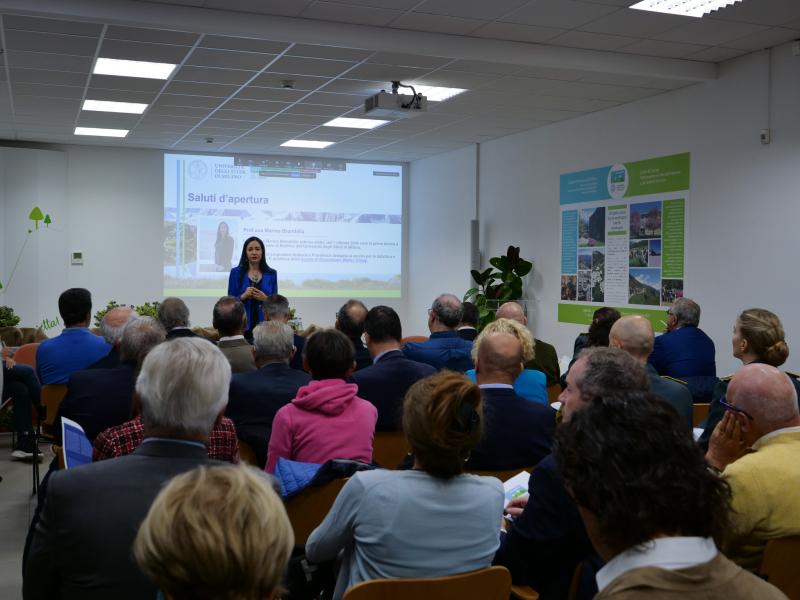 Marina Brambilla, rettrice eletta e prorettrice delegata ai Servizi per la didattica e agli studenti, all'evento “Alleanze per le montagne: Strategie e protagonisti per nuovi modelli di sviluppo sostenibile”, nella sede di UNIMONT