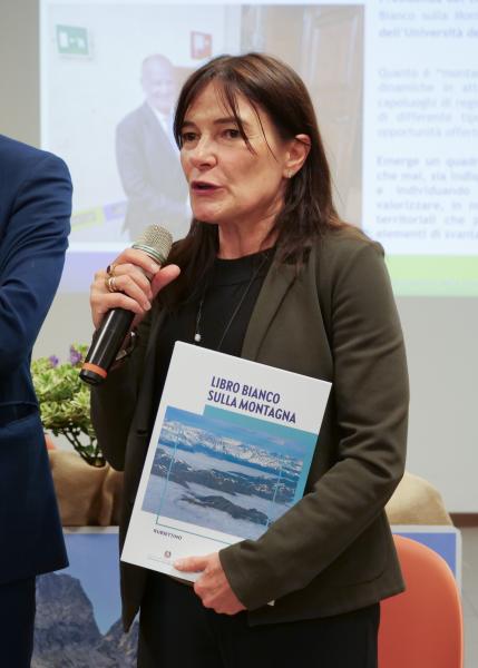 Anna Giorgi, coordinatrice scientifica del Libro Bianco sulla Montagna e Responsabile del polo UNIMONT, presenta il Libro Bianco sulla Montagna.