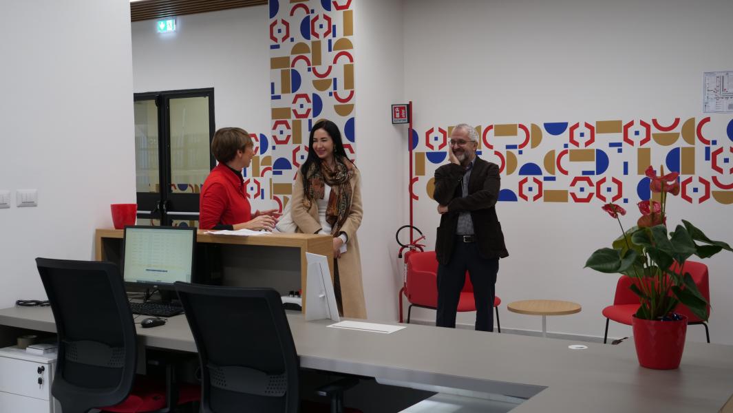 Marina Brambilla, rettrice, Stefano Simonetta, prorettore ai Servizi agli studenti e Diritto allo studio, e Cristina Selva responsabile della Biblioteca, all'inaugurazione della riapertura della sala del Settecento.