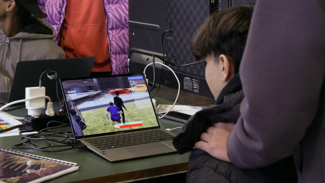 Studenti che provano le demo dei videogiochi
