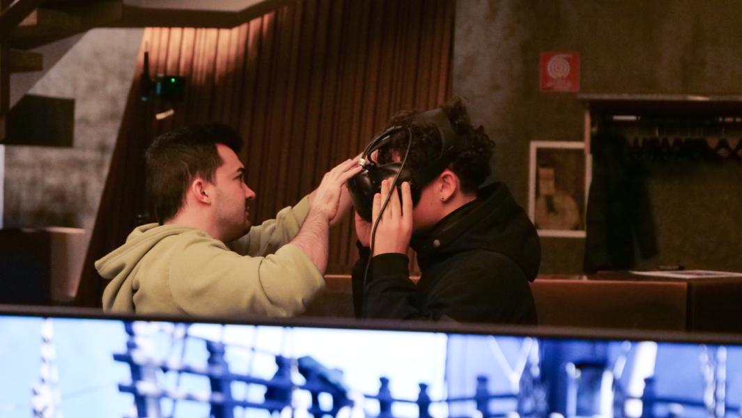 Studente che prova il visualizzatore di realtà virtuale