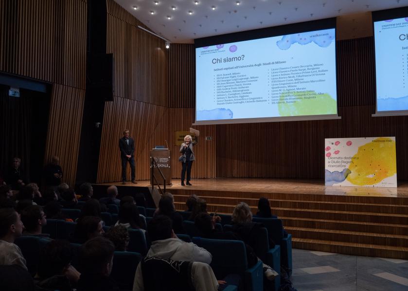 Elena Cattaneo, docente di Farmacologia e coordinatrice del centro Unistem, introduce l'iniziativa.