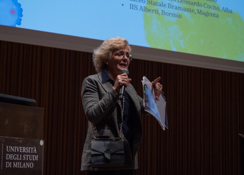 Elena Cattaneo, docente di Farmacologia e coordinatrice del centro Unistem, introduce l'iniziativa.