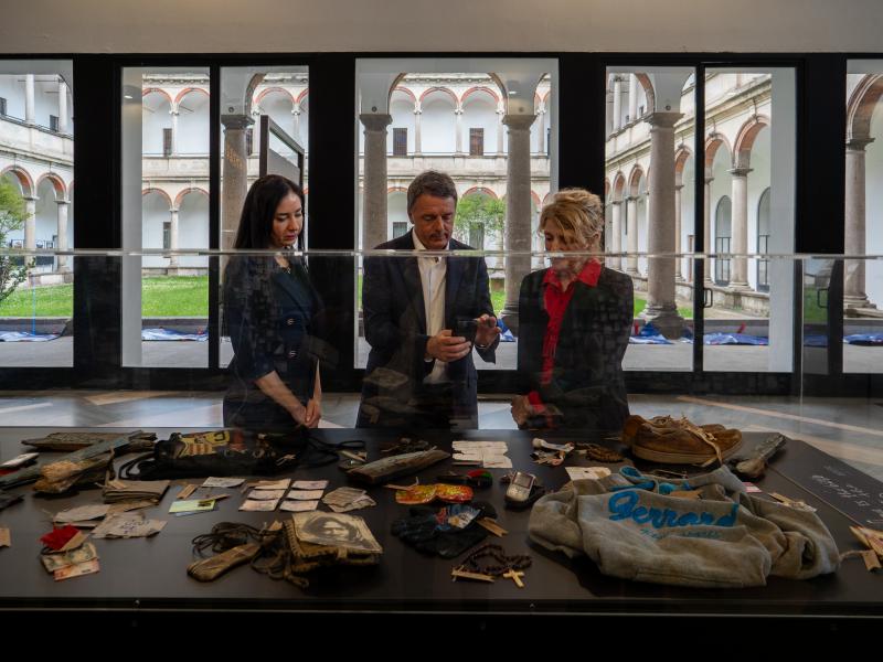 La rettrice Marina Brambilla, il senatore Matteo Renzi e la professoressa Cristina Cattano visitano la mostra