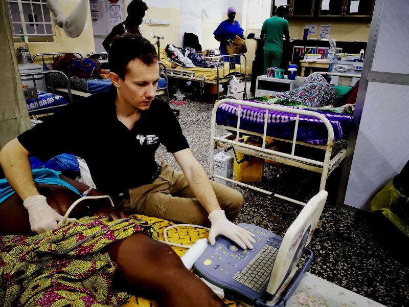 Michele Orsi al lavoro all'ospedale di Freetown, Sierra Leone - Credit foto CUAMM