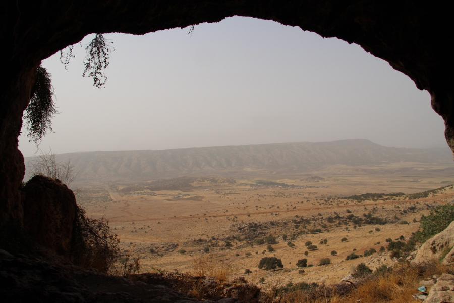 Panorama dalla grotta che mostra le aree pianeggianti ai piedi dei Monti Zagros - Foto Andrea Zerboni/Luca Forti