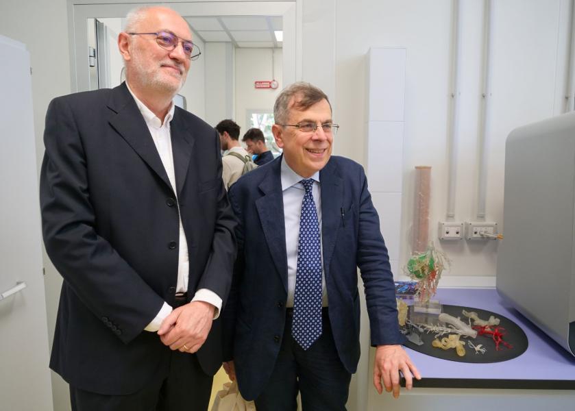Paolo Milani e il rettore Elio Franzini nel laboratorio PRINTMED-3D.