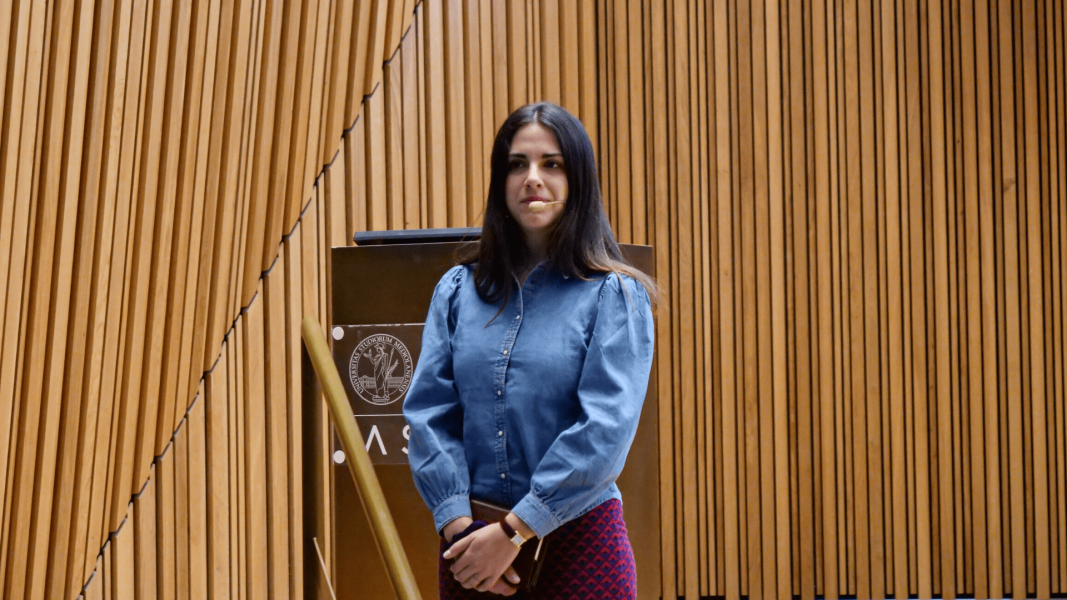 La poetessa Francesca Mazzotta interpreta alcuni suoi versi