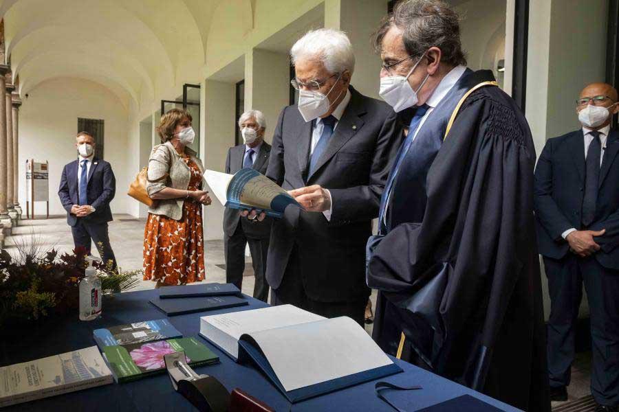 Il Presidente della Repubblica Sergio Mattarella, con il Rettore Elio Franzini, consulta alcune copie dei libri della Milano University Press - Foto Marco Riva