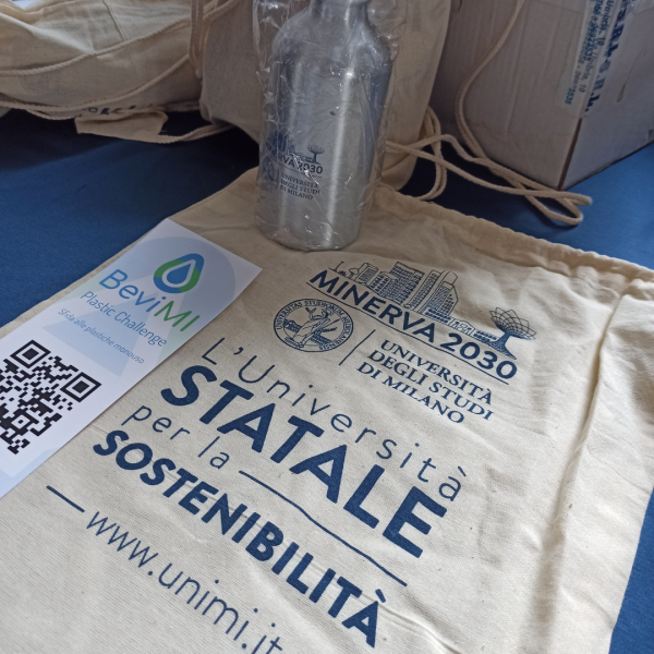 Le borse e le borracce della Statale in occasione del lancio del progetto e dell'app BeviMI