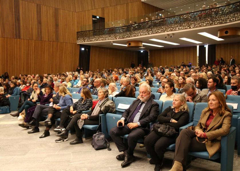 Il pubblico nell'Aula Magna dell'Università Statale di Milano per lo spettacolo "Chi come me".