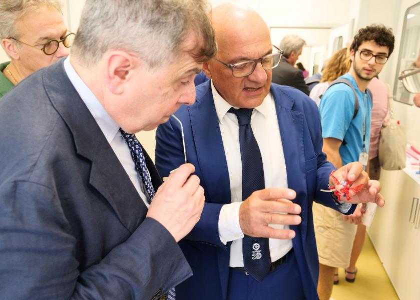 Il rettore Elio Franzini e Francesco Cavaliere nel laboratorio PRINTMED-3D.