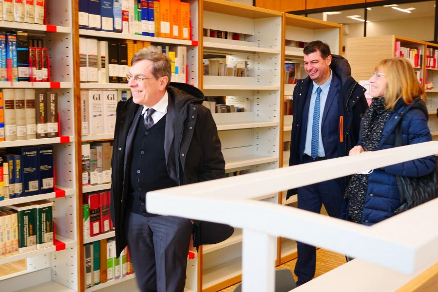 Il rettore Elio Franzini visita la Sala centrale della Biblioteca di Studi giuridici e umanistici