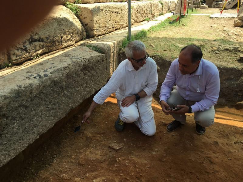 Il professor Clemente Marconi mostra le fondazioni del Tempio C appena messe a nudo