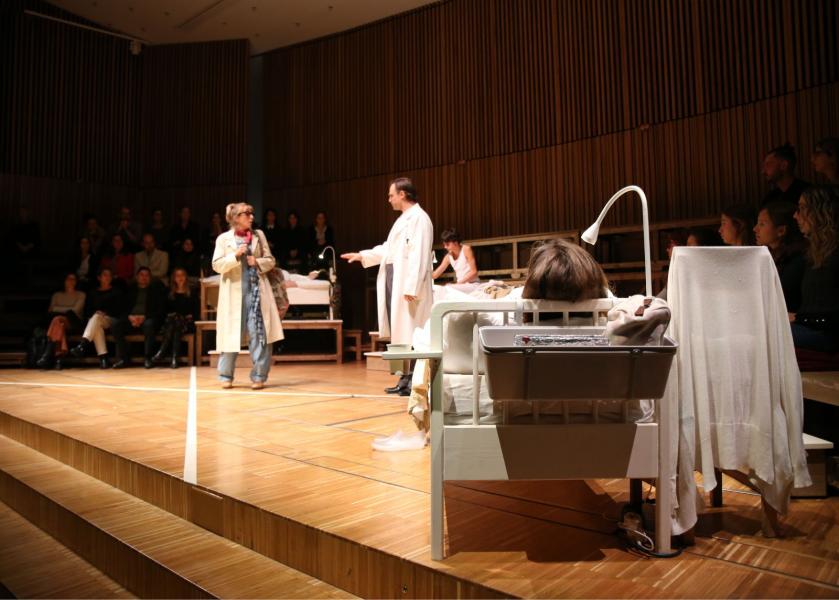 Un momento dello spettacolo teatrale "Chi come me" andato in scena sul palco dell'Aula Magna dell'Università Statale di Milano.