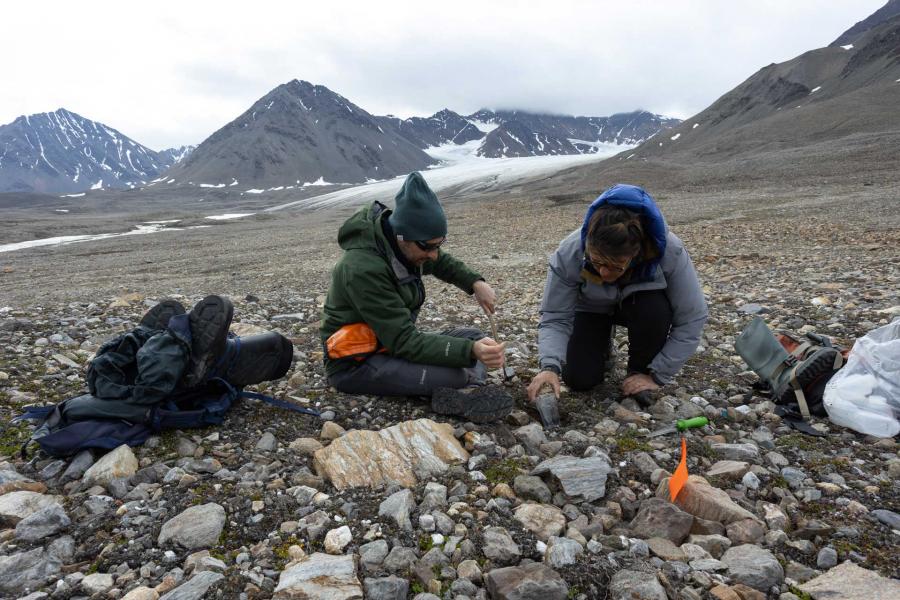 Il team di ricerca sul ghiacciaio delle Svalbard