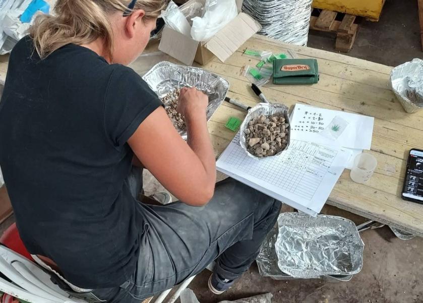 Tarquinia, ‘complesso monumentale’, analisi archeobotaniche in corso nel cantiere degli scavi dell’Università degli Studi di Milano.