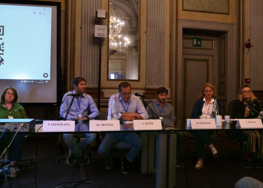 Tavolo dei relatori e relatrici dell'evento ESPosti alla plastica promosso dal dipartimento di Scienze e Politiche ambientali.