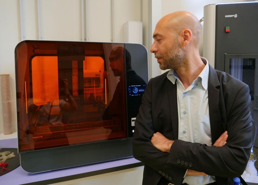 Il ricercatore Tommaso Santaniello nel laboratorio PRINTMED-3D.