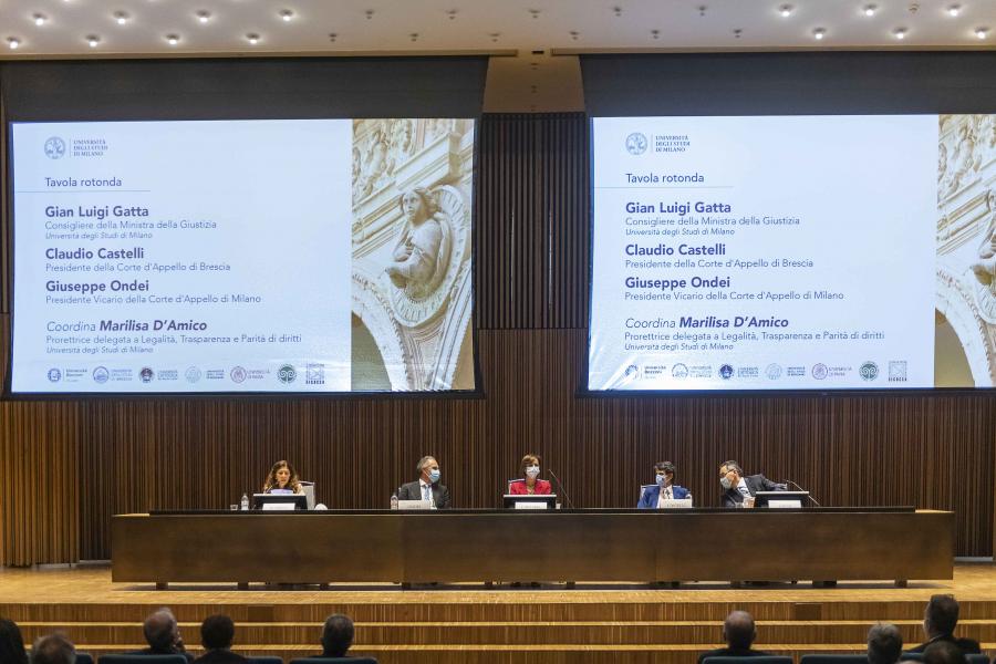 Il tavolo dei relatori all'incontro con la Ministra Marta Cartabia nell'Aula Magna della Statale - Foto Marco Riva