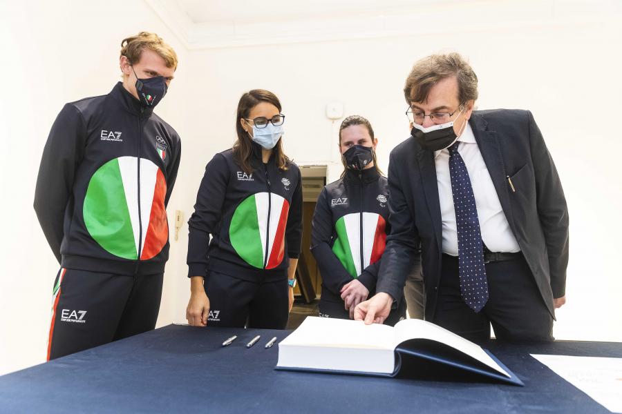 Gli atleti olimpici Vladimir Aceti, Alessia Berra e Martina Rabbolini con il rettore Elio Franzini per la firma del Libro d'Onore dell'Ateneo - Foto Marco Riva