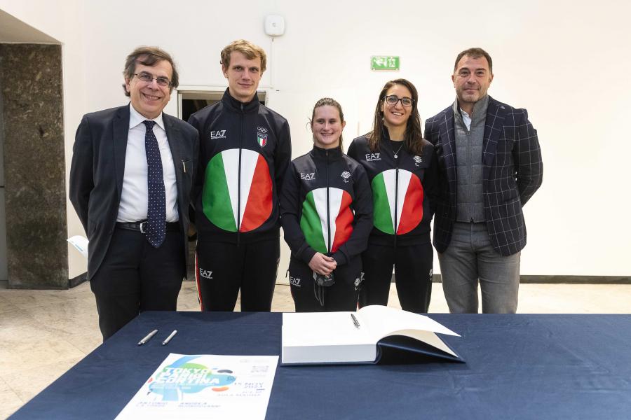 Gli atleti olimpici Vladimir Aceti, Alessia Berra e Martina Rabbolini con il rettore Elio Franzini e il sottosegretario della Regione Lombardia Antonio Rossi per la firma del Libro d'Onore dell'Ateneo- Foto Marco Riva
