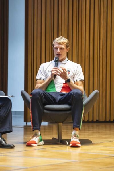 L'atleta Vladimir Aceti nell'Aula Magna della Statale - Foto Marco Riva