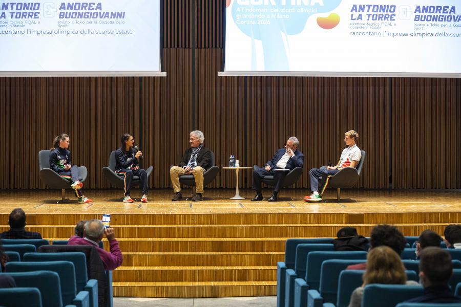 Gli atleti olimpici Vladimir Aceti, Alessia Berra e Martina Rabbolini con Antonio La Torre e Andrea Buongiovanni nell'Aula Magna della Statale - Foto Marco Riva