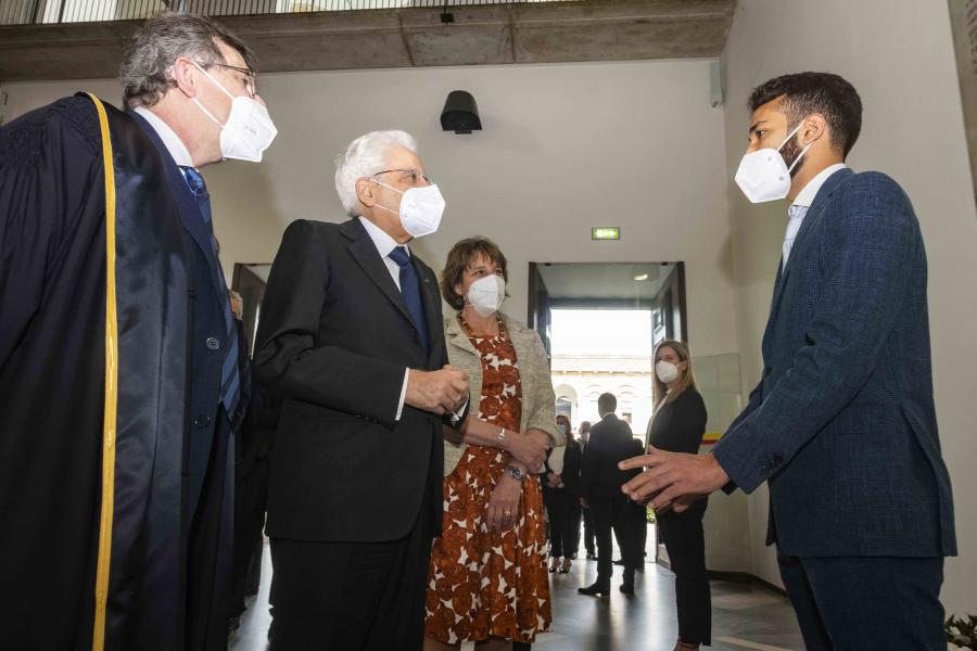 Valeria Storti, studentessa del corso di laurea in Infermieristica, Lucie Biheler-Gomez, ricercatrice in Antropologia e Bioarcheologia e Abboud Ragab, specializzando in Pediatria hanno incontrato il Presidente Mattarella - Foto Marco Riva
