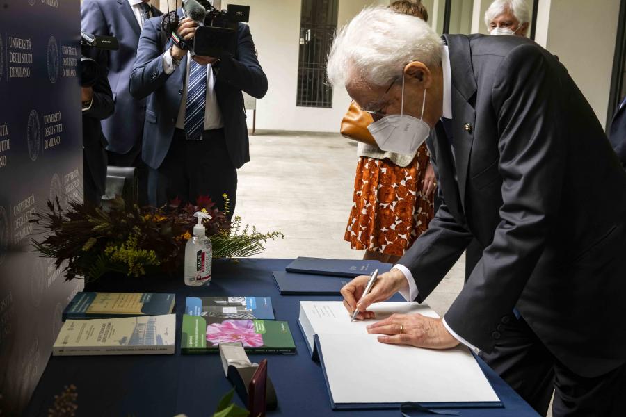 Il Presidente Sergio Mattarella firma il Libro d'Onore dell'Università Statale - Foto Marco Riva