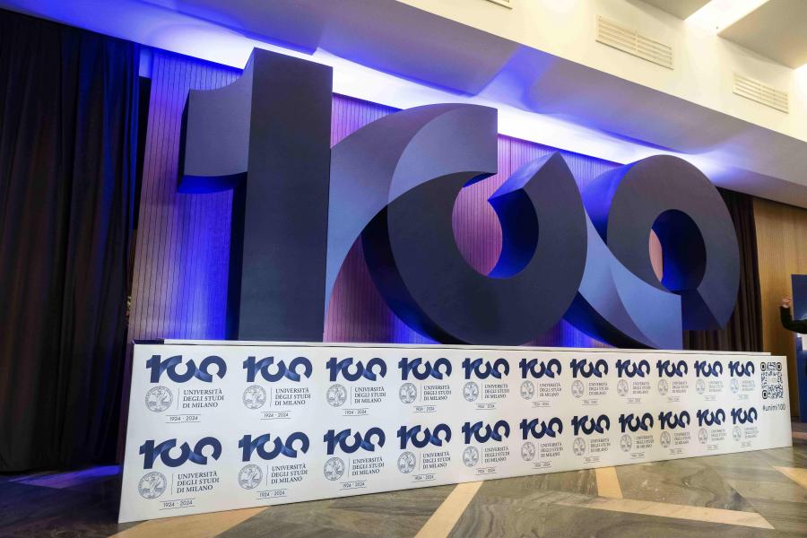 Il logo per i 100 anni all'ingresso dell'Aula Magna