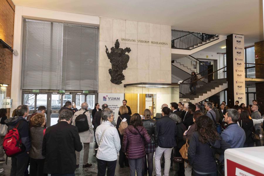 After attending the opening event of the celebrations for the 100th Anniversary of the University of Milan, the audience admires the artworks held by the University and included in the VUMM - Virtual UniMi Museum