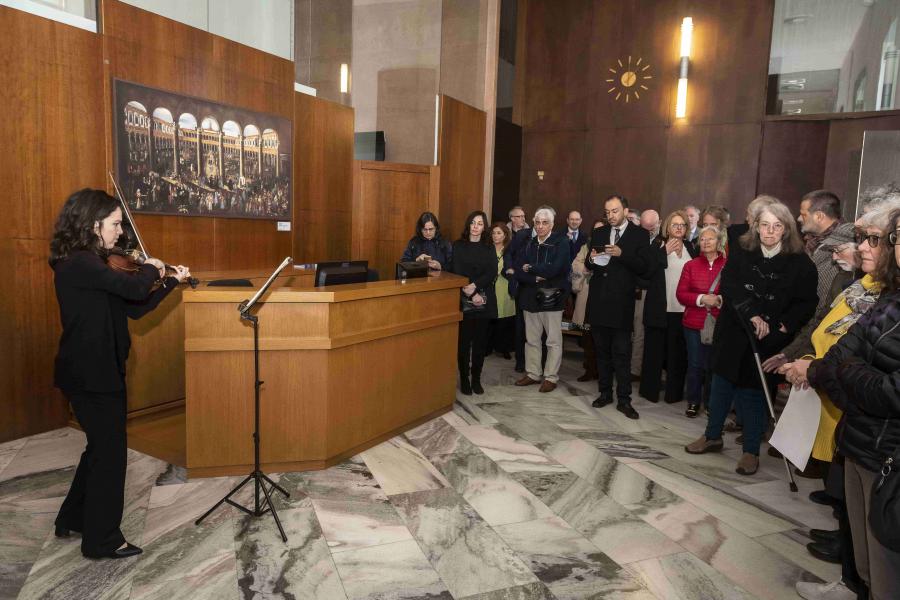 After attending the opening event of the celebrations for the 100th Anniversary of the University of Milan, the audience admires the artworks held by the University and included in the VUMM - Virtual UniMi Museum