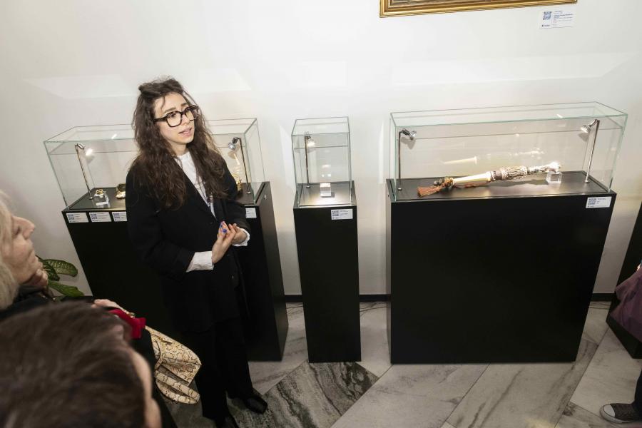 After attending the opening event of the celebrations for the 100th Anniversary of the University of Milan, the audience admires the artworks held by the University and included in the VUMM - Virtual UniMi Museum