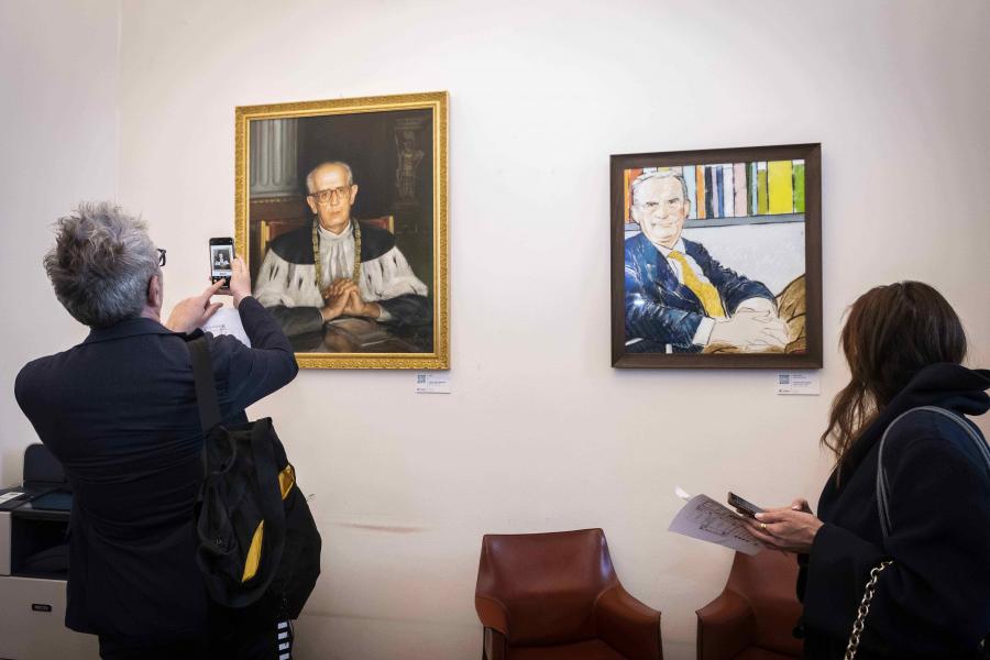 After attending the opening event of the celebrations for the 100th Anniversary of the University of Milan, the audience admires the artworks held by the University and included in the VUMM - Virtual UniMi Museum