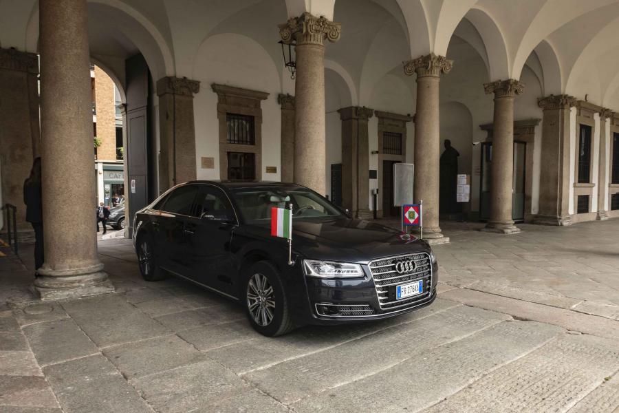 L'auto con a bordo il Presidente della Repubblica Sergio Mattarella fa il suo ingresso alla Statale - Foto Marco Riva