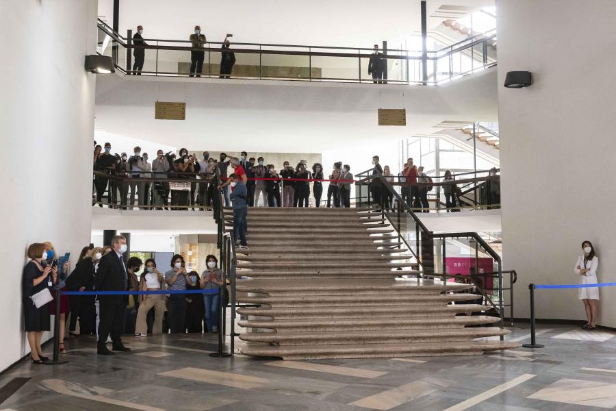L'attesa per l'arrivo del Presidente Mattarella davanti all'Aula Magna - Foto Marco Riva