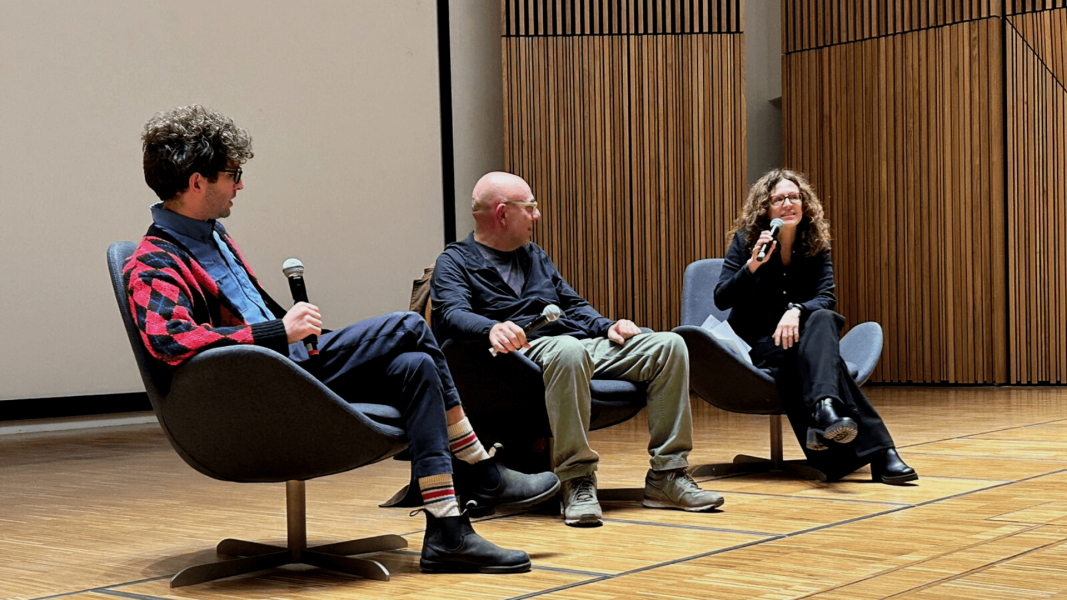 Il regista Paolo Virzì con Barbara Grespi e Giancarlo Grossi di AN-ICON - Università degli Studi di Milano durante il dibattito alla proiezione del film "Siccità" nell'Aula magna dell'Università degli Studi di Milano