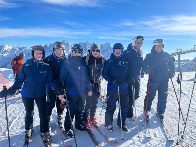Un gruppo della squadra di Ateneo sugli sci