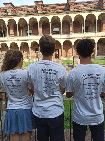 I colleghi di Luca Restelli alla Statale con la maglietta in suo ricordo