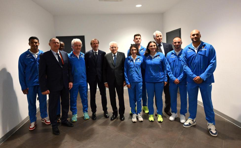 Gli atleti italiani, con Antonio La Torre e il presidente della Repubblica Sergio Mattarella - Credit Foto Grana-Fama/FIDAL 