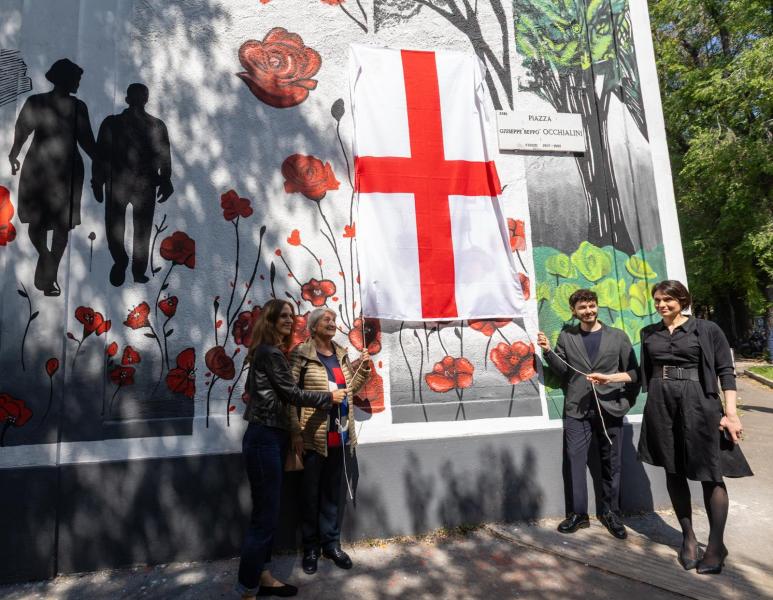 Lo svelamento della targa che accompagna il murale - Foto di Valeria Abis e Alessio Perboni