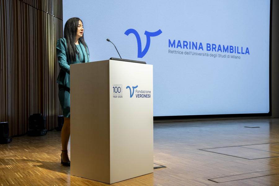 Marina Brambilla, rettrice della Statale, apre la giornata dell'annuale cerimonia dedicata ai finanziamenti alla ricerca scientifica  di Fondazione Umberto Veronesi ETS
